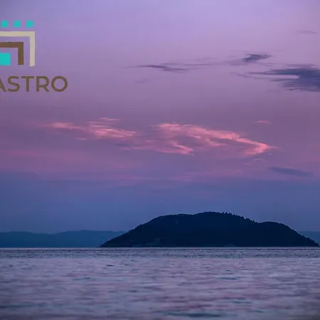 To Kastro Neos Marmaras